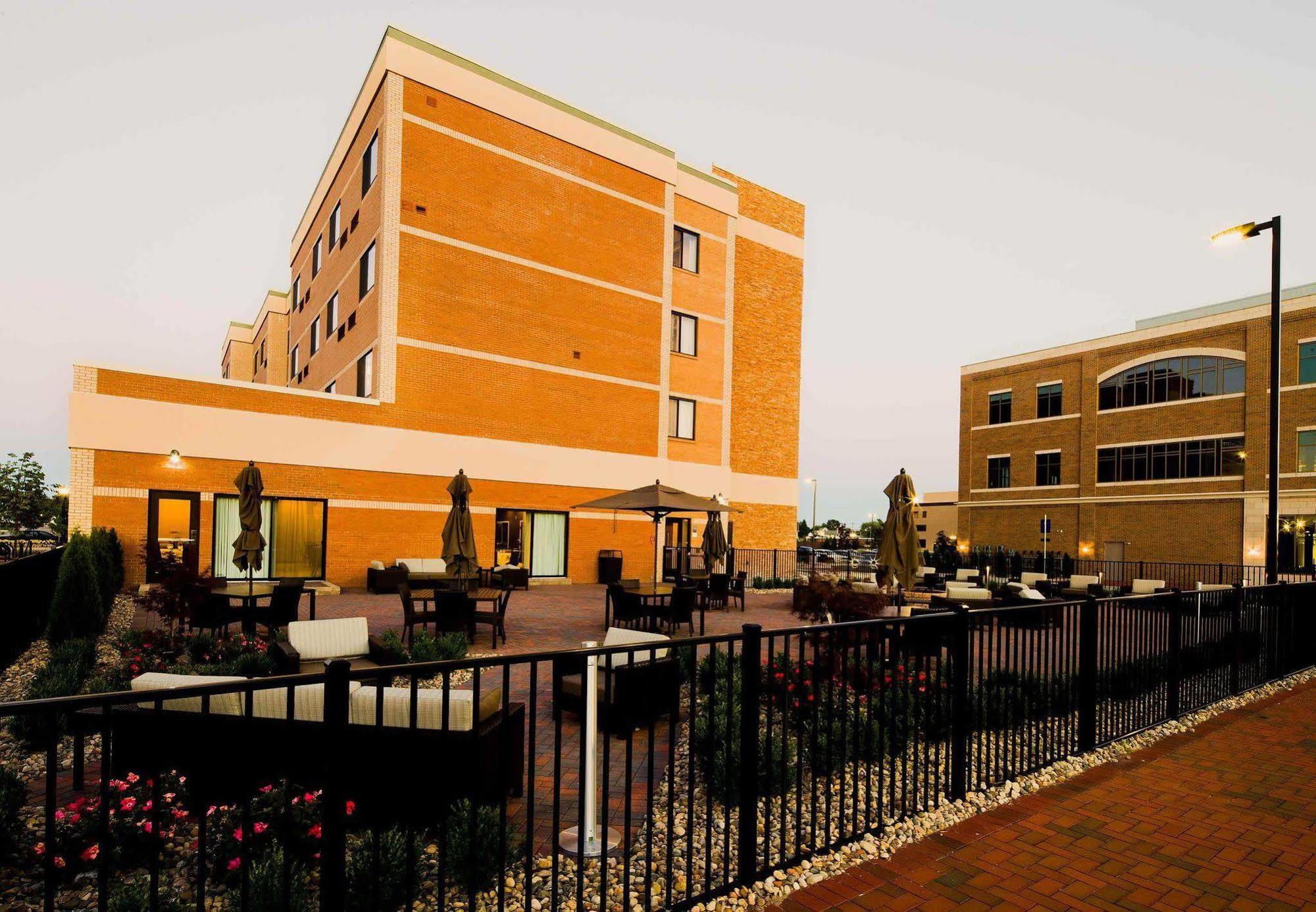 Courtyard Bay City Bagian luar foto